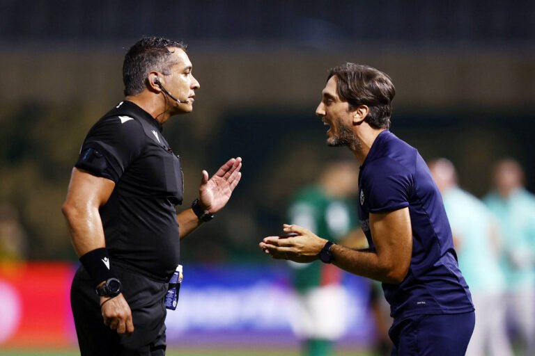 CBF Adverte Árbitro por Falha em Protocolo de Início de Jogo entre Palmeiras e Fluminense
