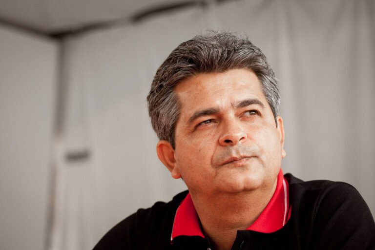 Sonho Asiático Vira Drama Geopolítico: Ney Franco Retido no Qatar em Meio a Conflito Regional