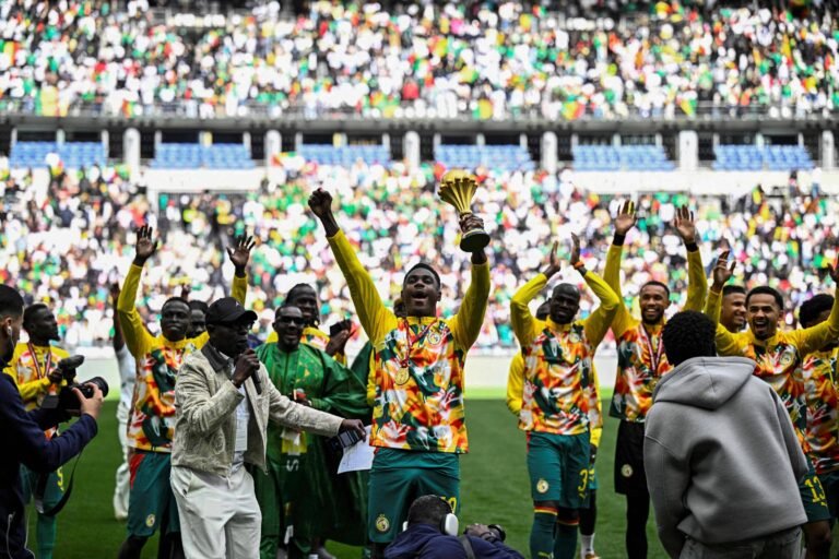 Senegal Desafia CAF: Exibição de Troféu da Copa Africana Acende Crise no Futebol