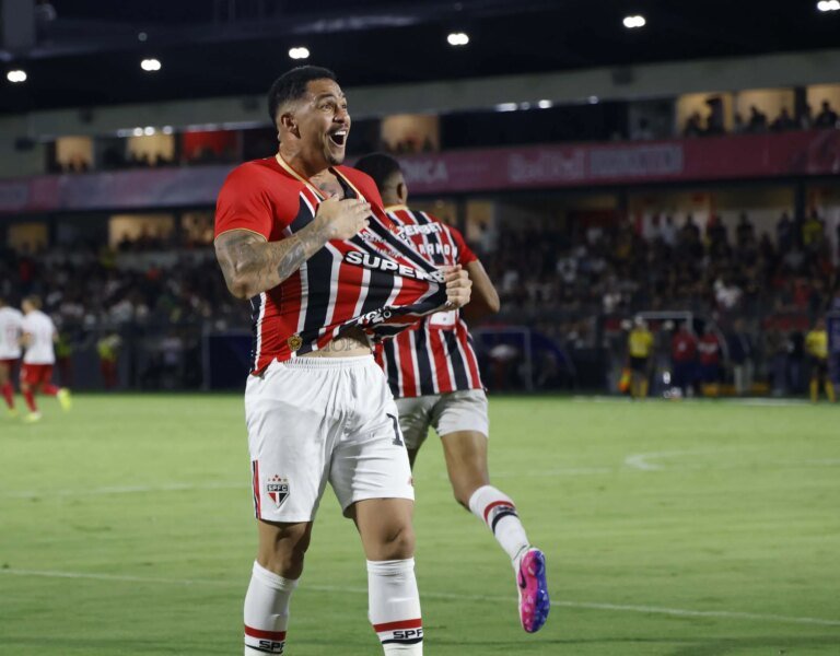 Brasileirão Série A: São Paulo e Chapecoense se Enfrentam em Duelo de Ambiciones no Canindé