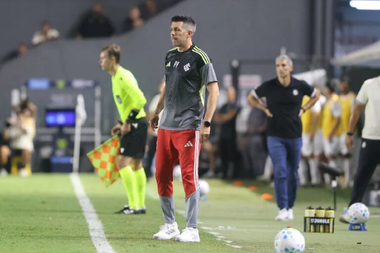 Vitória Estratégica: Pezzolano Explica a Profunda Rotação no Internacional contra o Santos