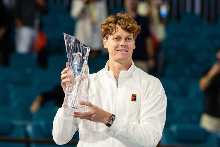 Jannik Sinner: O Brilho do Sunshine Double, a Disputa pelo Nº 1 e a Próxima Parada no Saibro