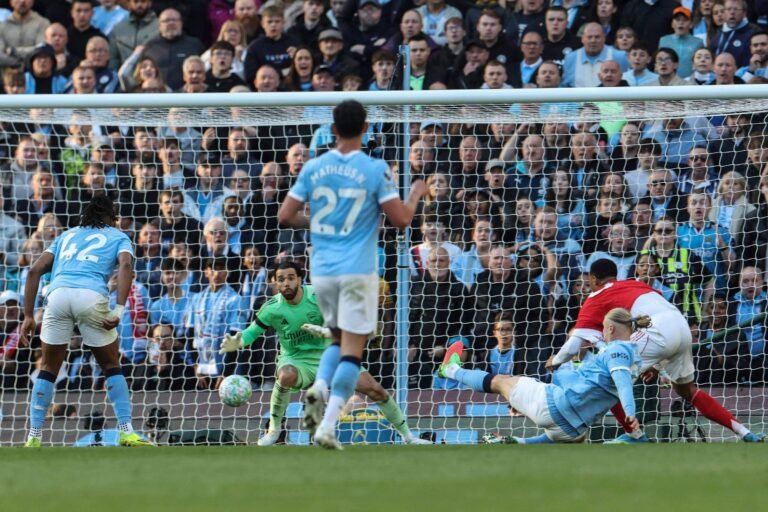 Haaland decide clássico e Manchester City assume liderança provisória da Premier League