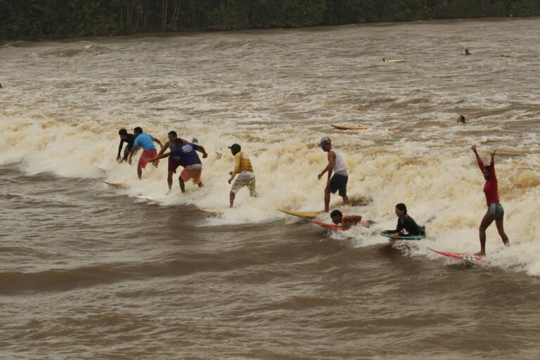 Surfistas Desafiam a Força da Pororoca em São Domingos do Capim, Pará