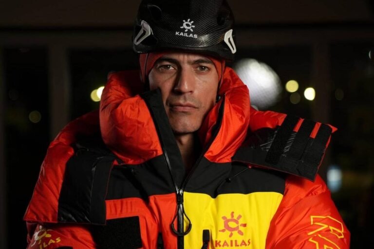 Montanhista Mineiro Enfrenta Serac Gigante e Contagem Regressiva no Everest