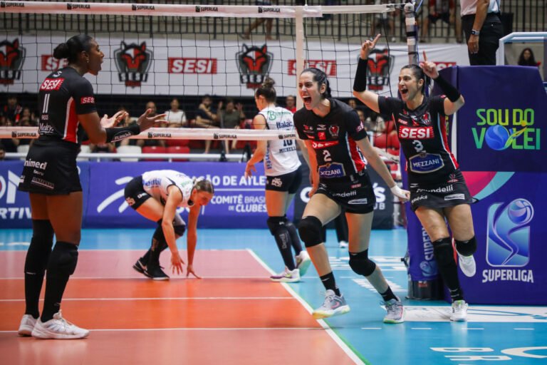 Sesi Vôlei Bauru Ressurge Diante do Praia Clube e Leva Decisão para o Jogo 3 da Superliga