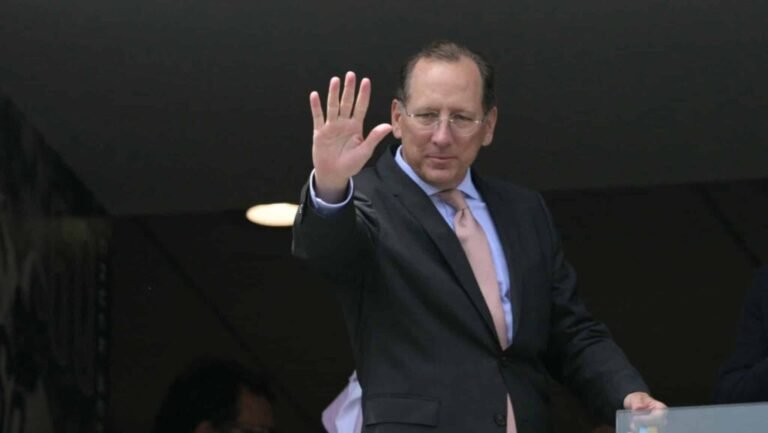 John Textor Propõe Aporte Milionário de US$ 25 Milhões ao Botafogo e Aguarda Aprovação Social
