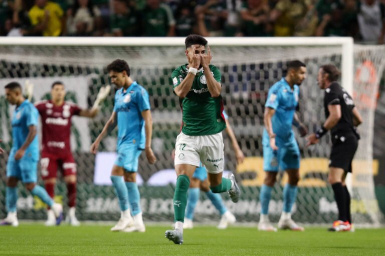Palmeiras e Santos empatam em clássico emocionante, Verdão estende invencibilidade no Brasileirão