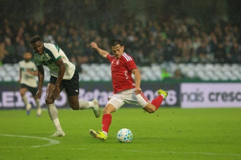 Internacional Arranca Empate no Fim Contra o Coritiba pelo Brasileirão