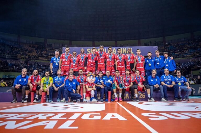 Vôlei Renata Conquista Prata na Superliga e Coroa Temporada de Sucesso