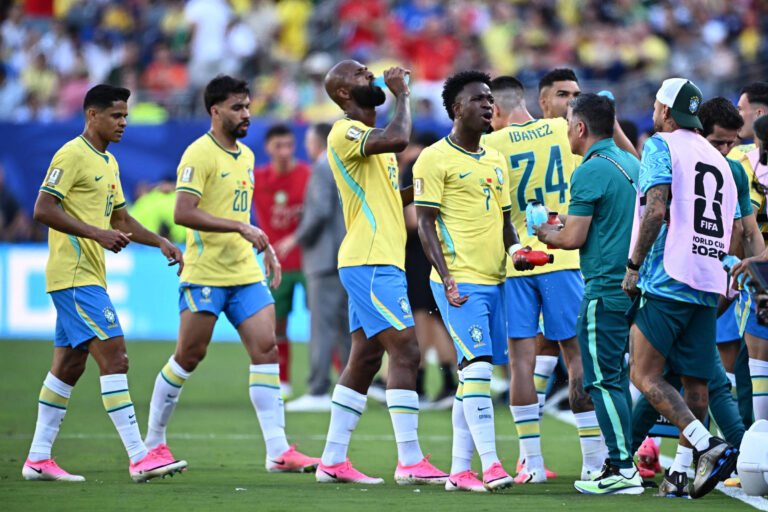 Pausas para Hidratação na Copa do Mundo Geram Debate Entre Atletas, Torcedores e Transmissoras