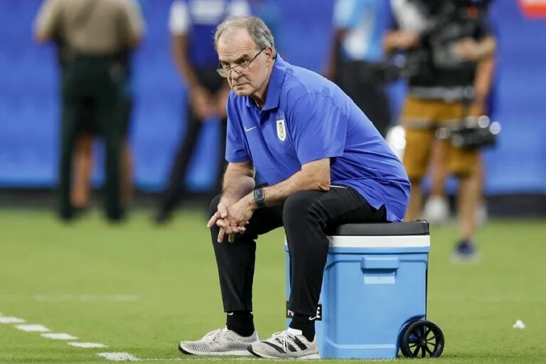 Marcelo Bielsa Critica Formato de Pausas para Hidratação na Copa do Mundo