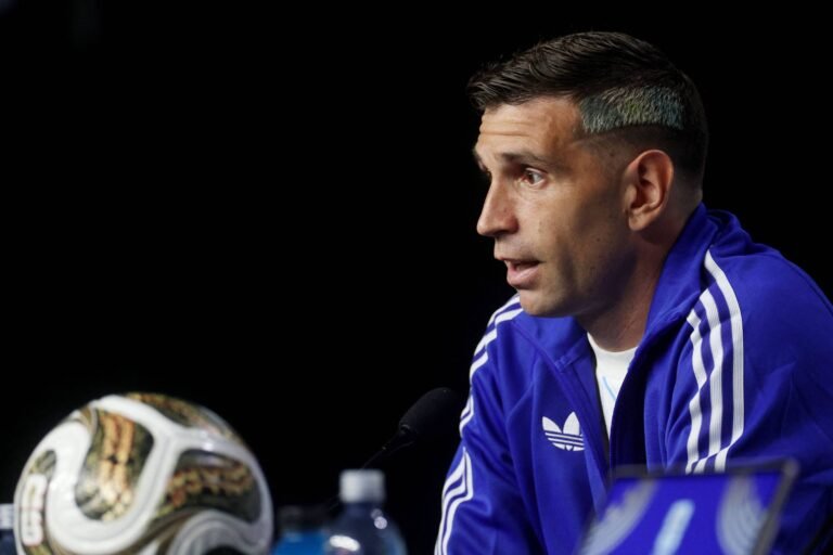 Dibu Martínez joga com dor por tetra da Argentina na Copa 2026