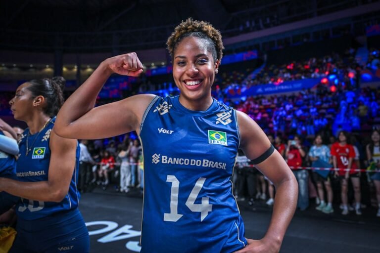 Ana Cristina guia Brasil à semi da VNL em virada sobre o Japão