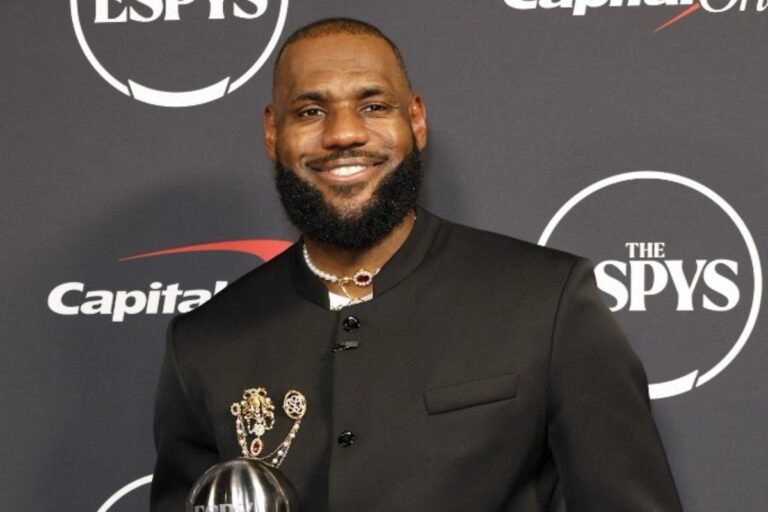LeBron James assina com 76ers para encerrar carreira na NBA