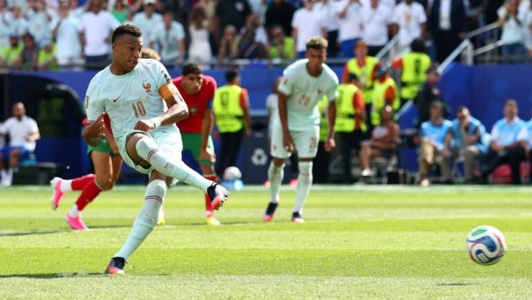 Mbappé Erra Pênalti Crucial em Vitória da França Sobre Marrocos nas Quartas de Final da Copa do Mundo