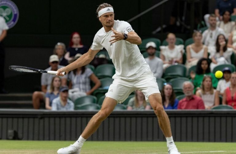 Zverev Vê Jogo Suspenso em Wimbledon Com Vantagem de Dois Sets