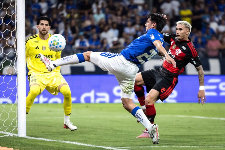 Flamengo Perde para Cruzeiro no Brasileirão e Segue Vice