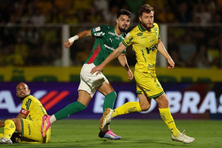 Brasileirão: Palmeiras empata, Flamengo cola na liderança