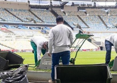funcionarios-trabalham-no-reparo-do-gramado-do-maracana-campo-tem-sido-fortemente-criticado-por-jogadores-1789770080483_v2_615x300